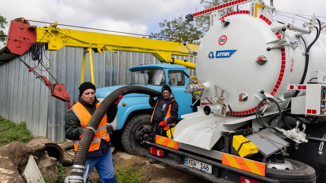 Zwei Arbeiter vor einem Wassertank-Lastwagen