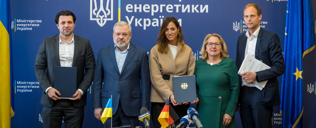 Vertragsunterzeichnung in der Ukraine. Ministerin Schulze und Abteilungsleiterin Veronica Garcia Del Arco und Büroleiter Lorenz Gessner der Entwicklungsbank sind mit den ukrainischen Partnern auf einem Gruppenfoto