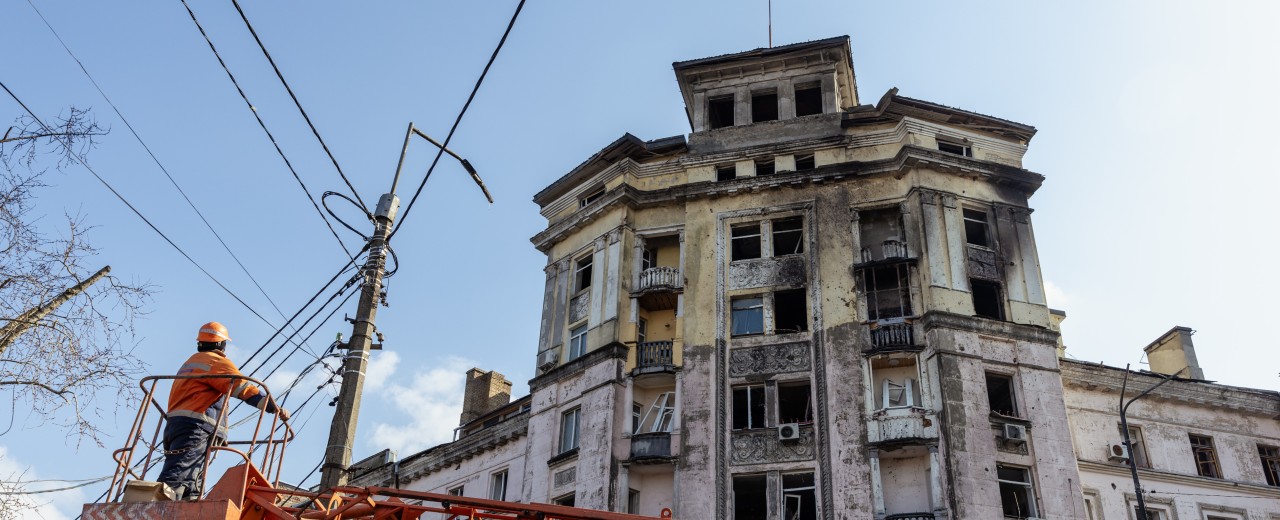Bauarbeiter reparieren Straßen und Stromleitungen in Kyiv
