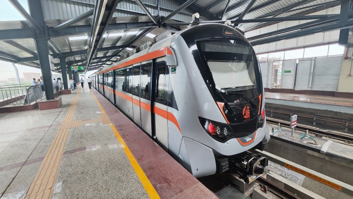 Bahn fährt in eine Station ein