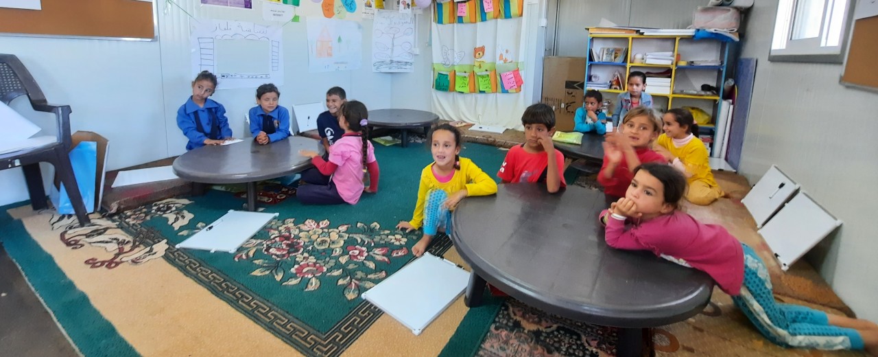 Kinder sitzen in einem Klassenzimmer
