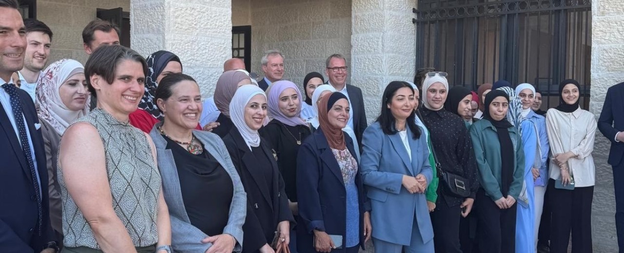 Gruppenfoto vor der Schule in Al Quds