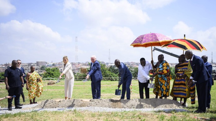 Spatenstich in Ghana