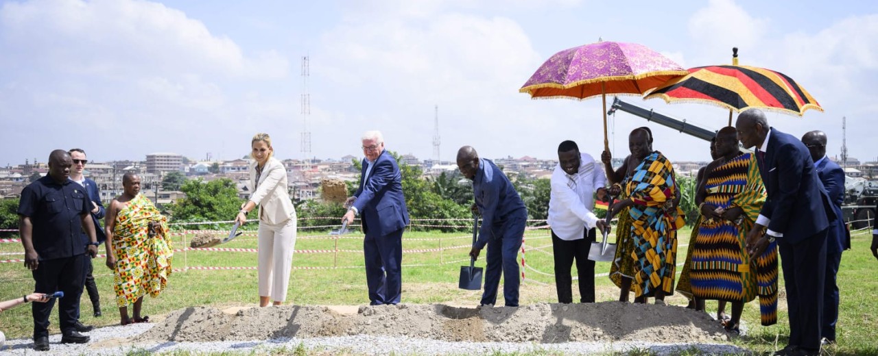 Bundespräsident Frank-Walter Steinmeier beim Spatenstich