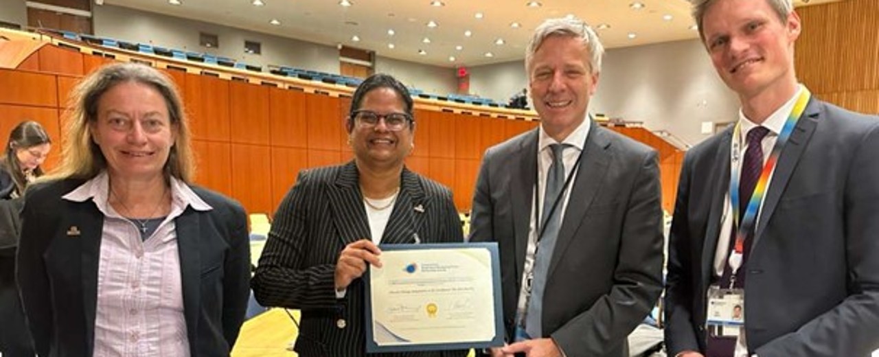 Karen McDonald Gayle, Geschäftsführerin des Caribbean Biodiversity Fund, und Ulrike Krauss, Leiterin des Klimawandelprogramms, mit dem deutschen Botschafter Thomas Zahneisen, stellvertretender Ständiger Vertreter der Bundesrepublik Deutschland bei den Vereinten Nationen, und Timo Stühm, Erster Sekretär – Klima und Umwelt.