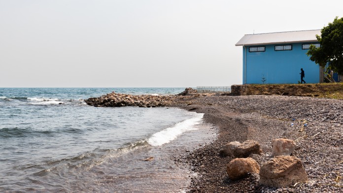 Blick auf einen Strand am See