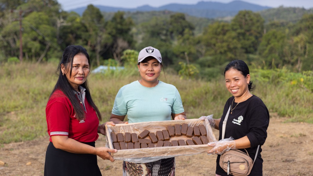 Drei indonesische Frauen zeigen ihre Riegel aus der Lebensmittelproduktion