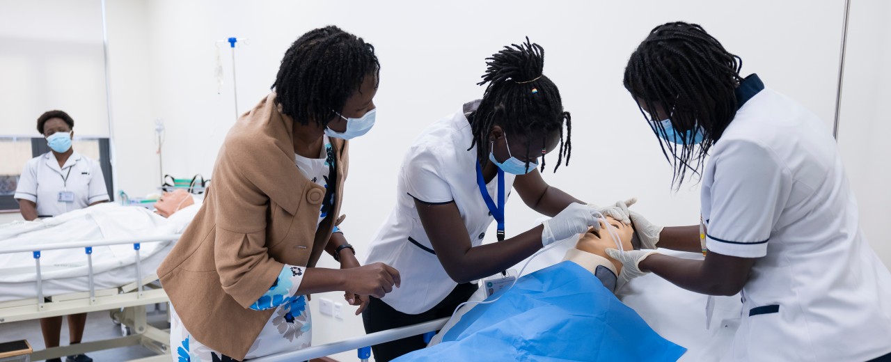 Schüler sitzen in einer Schule in Kenia