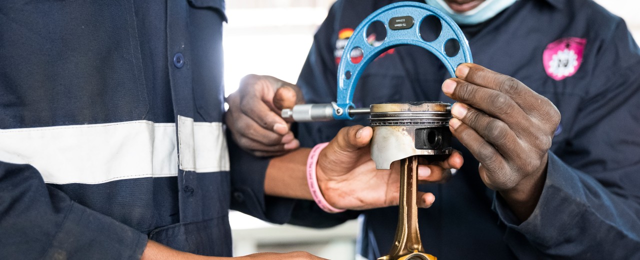 Viele Schüler vor einer Schule in Kenia, die digitaler wird 