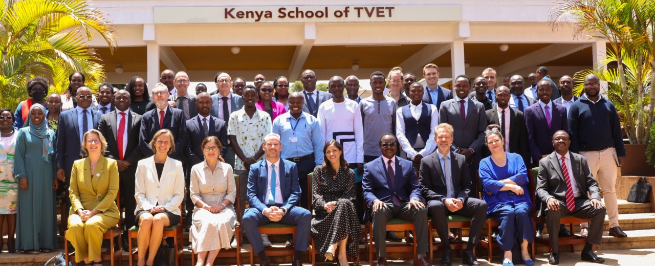 Entwicklungspartner sind auf einem Gruppenbild mit Auszubildenden zu sehen