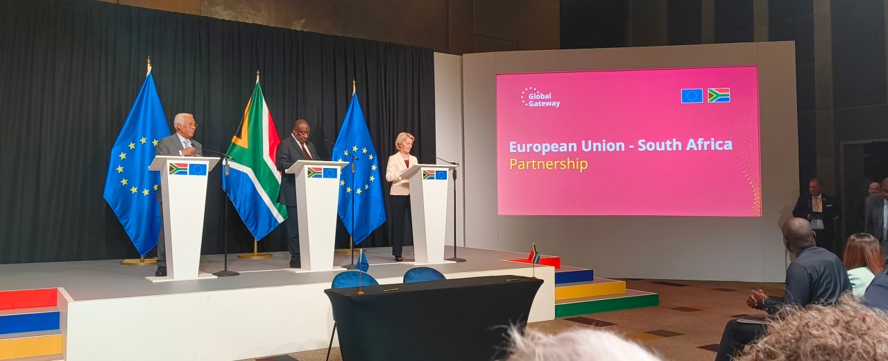 High-ranking politicians on a podium on stage to announce the EU–South Africa Partnership