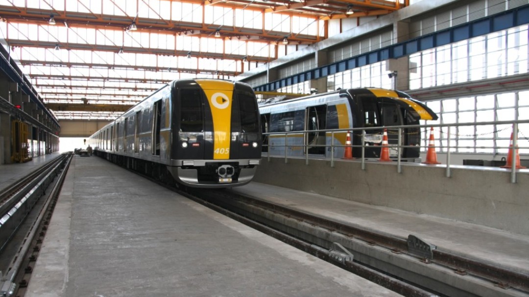 Zwei Züge einer neuen U-Bahnlinie im Depot