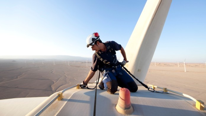 Ein Ingenieur in Ägypten kontrolliert ein Windrad.