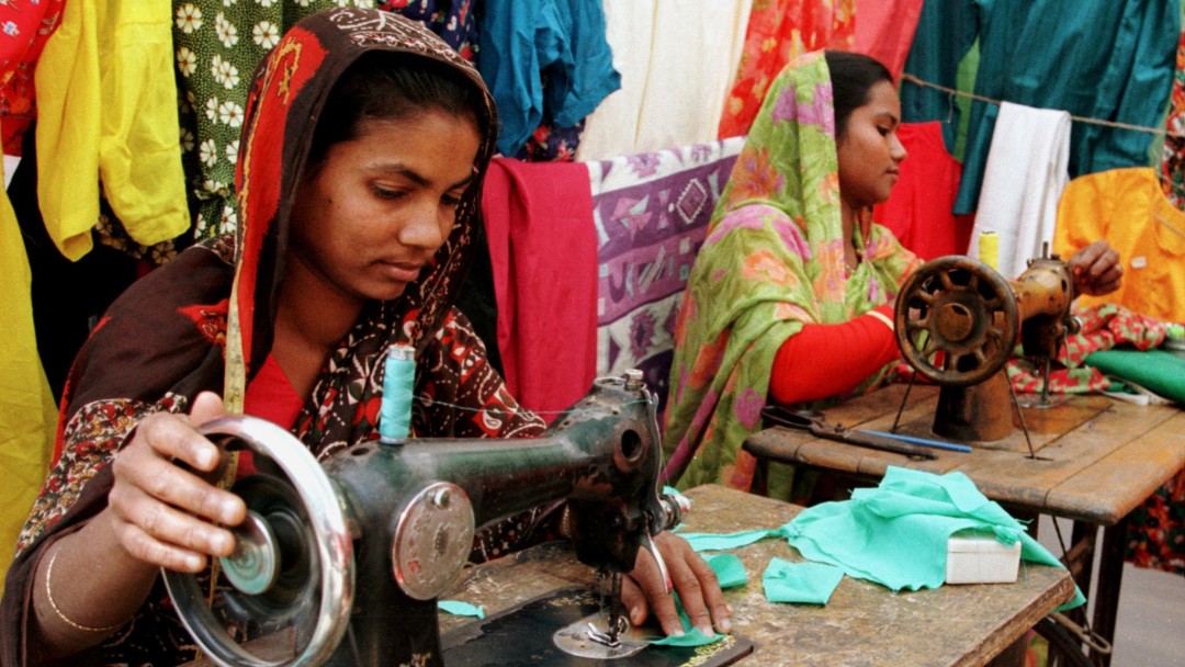 Frauen an einer Nähmaschine in Bangladesch.