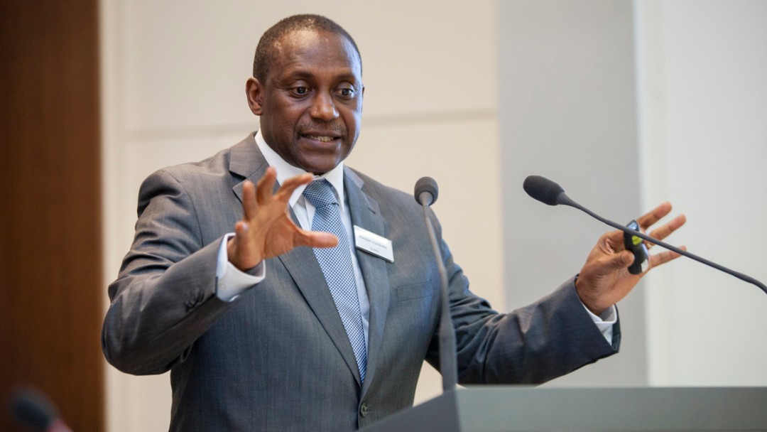 Kandeh Yumkella is speaking at an speaker´s desk.