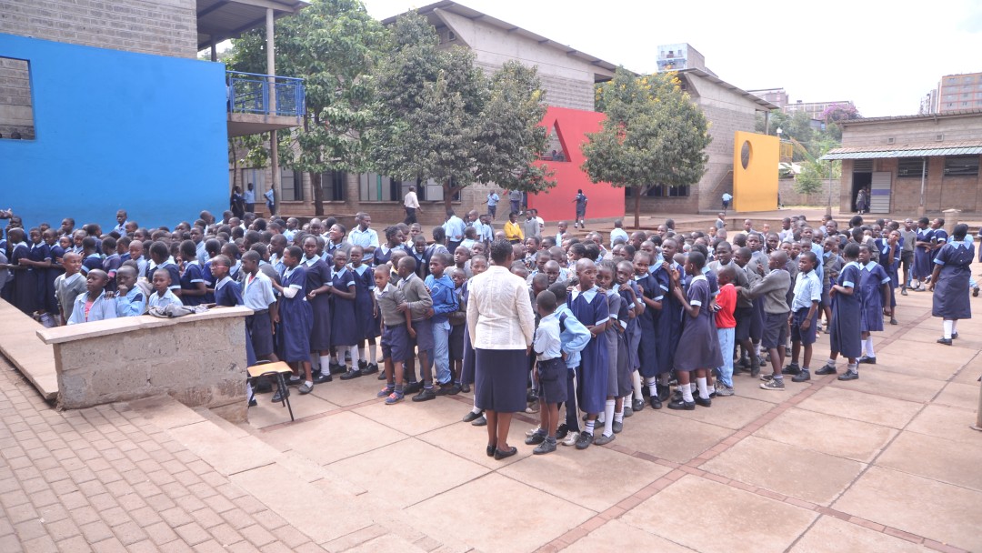 Eine große Gruppe Kinder auf dem Schulhof