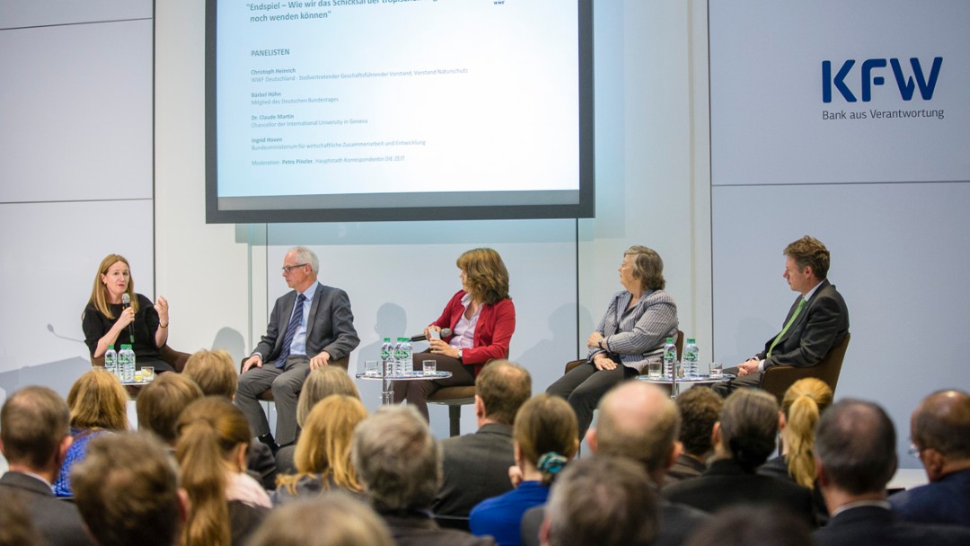 von links nach rechts: Ingrid Hoven, BMZ-Abteilungsleiterin; Claude Martin, Autor; Petra Pinzler, Die Zeit; Barbara Höhn (MdB, Die Grünen); Christoph Heinrich (WWF