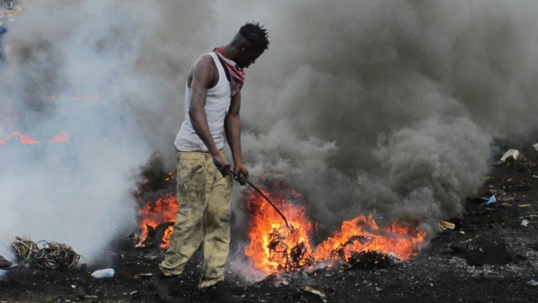 Elektrokabel werden in Ghana verbrannt 