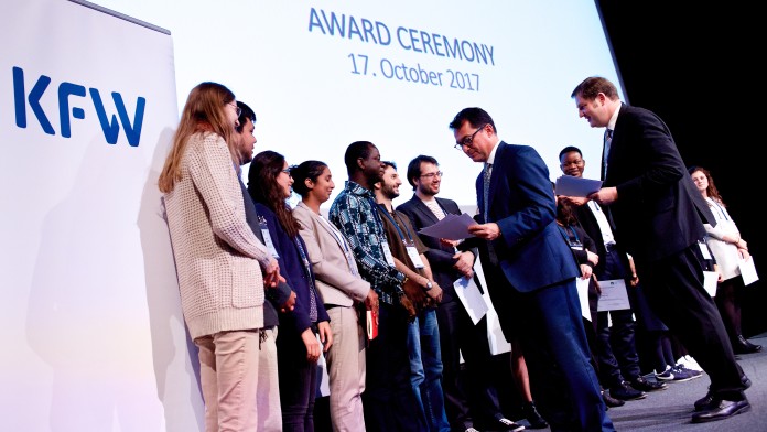 KfW General Manager Joachim Nagel awarded the prize to the winning team. 