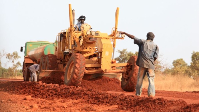 Ein ländliche Piste in Afrika wird saniert.