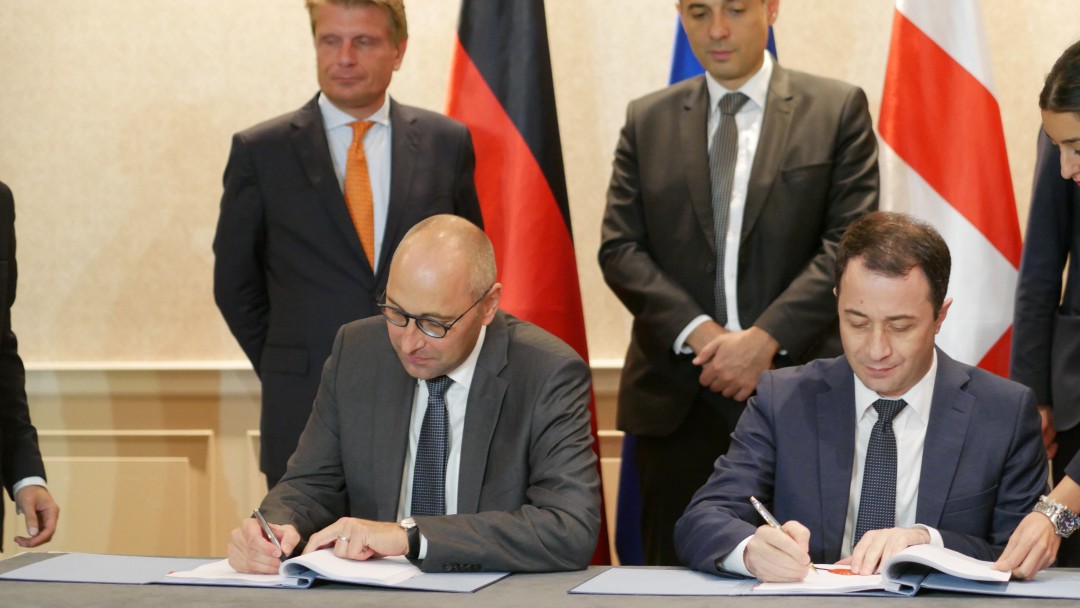 Olaf Zymelka und David Tvalabeishvili unterschreiben einen Darlehensvertrag 