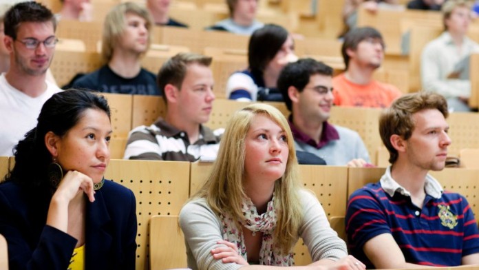 Studenten in einem Hörsaal während einer Vorlesung