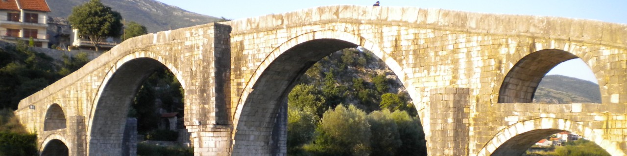 Eine Brücke in Trebinje