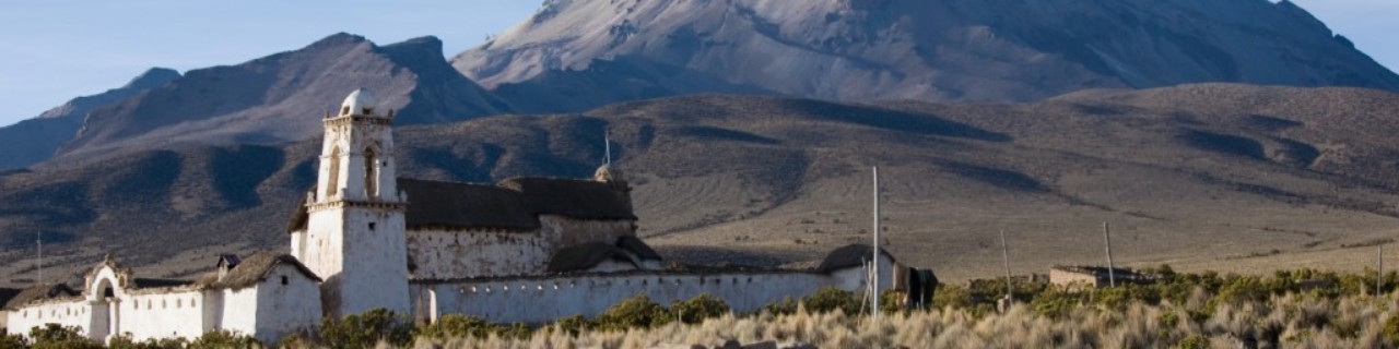 Der Sajama Berg mit der Kirche von Tomarapi in Bolivien