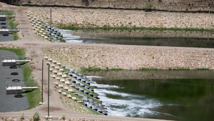 Aufbereitetes Wasser wird aus einer Kläranlage entlassen