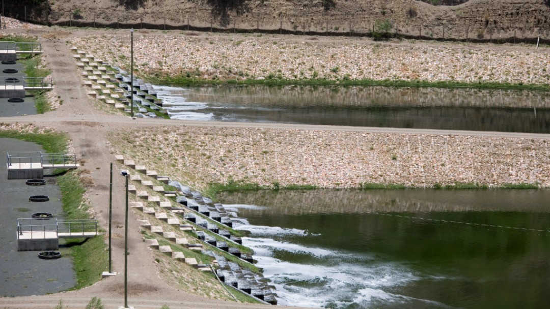 Aufbereitetes Wasser wird aus einer Kläranlage entlassen