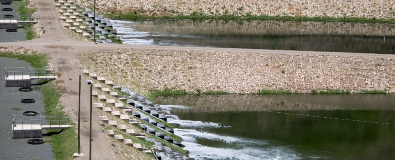 Aufbereitetes Wasser wird aus einer Kläranlage entlassen
