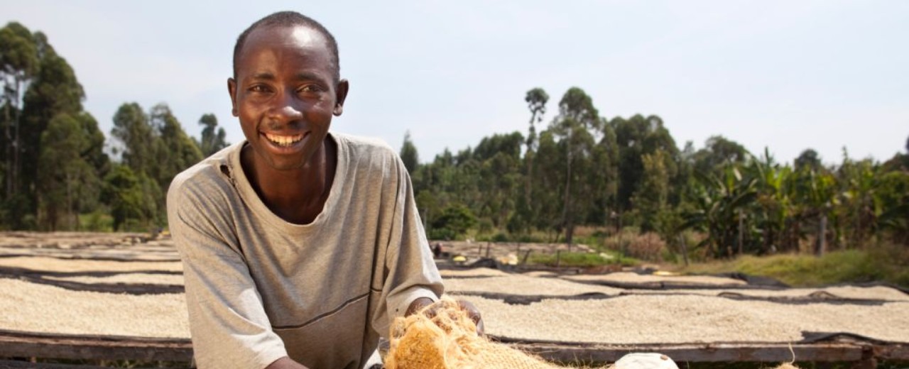 Ein Kaffeebauer in Kenia trocknet Kaffeebohnen