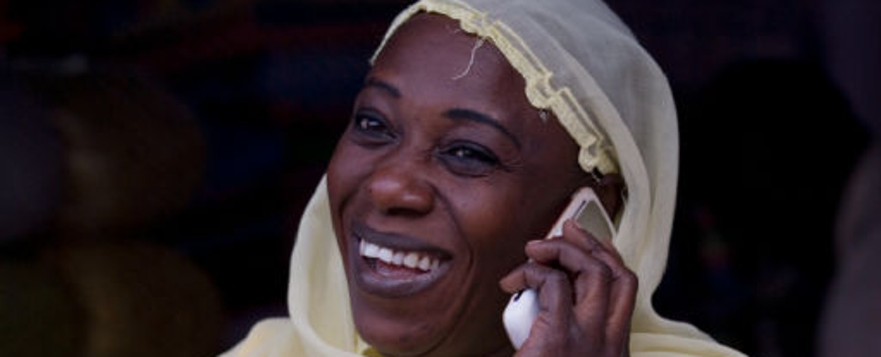 Frau telefoniert mit einem Smartphone