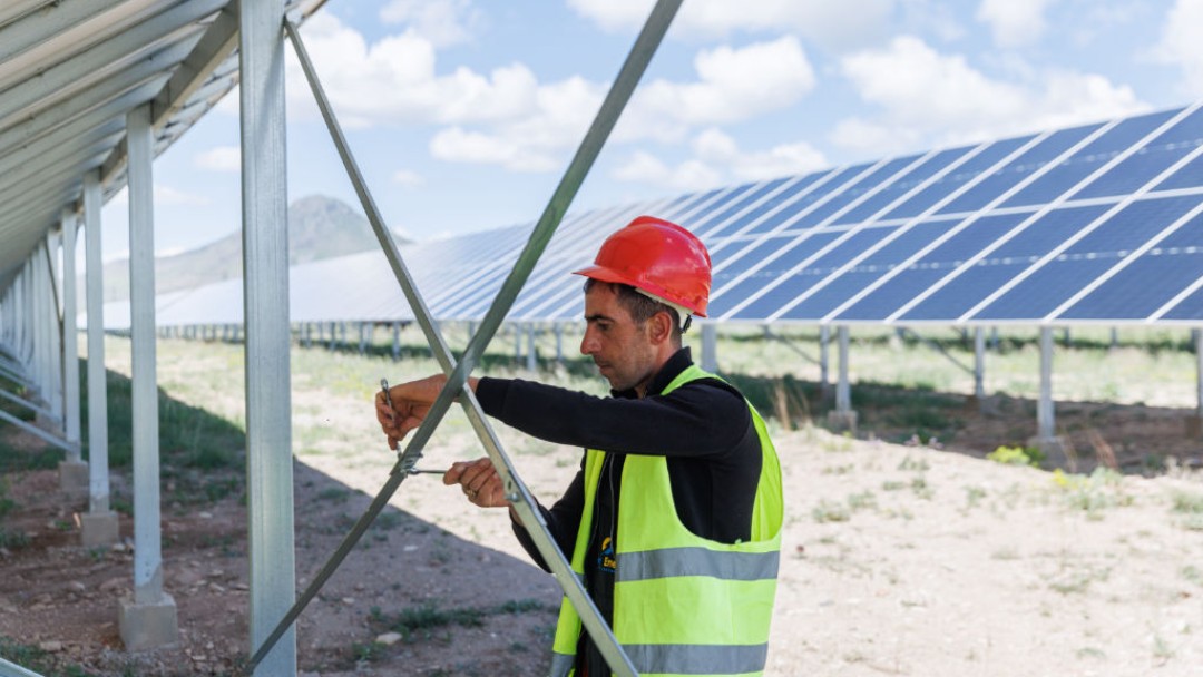 Ein Techniker arbeitet an einer Solaranlage 