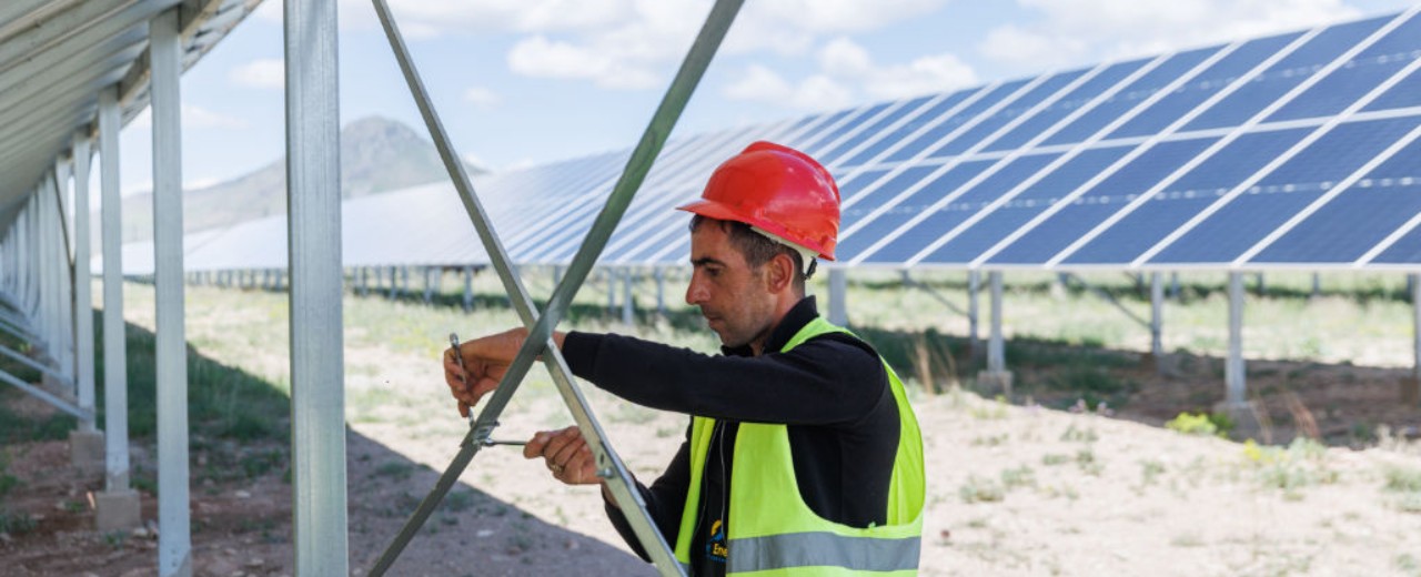 Ein Techniker arbeitet an einer Solaranlage 