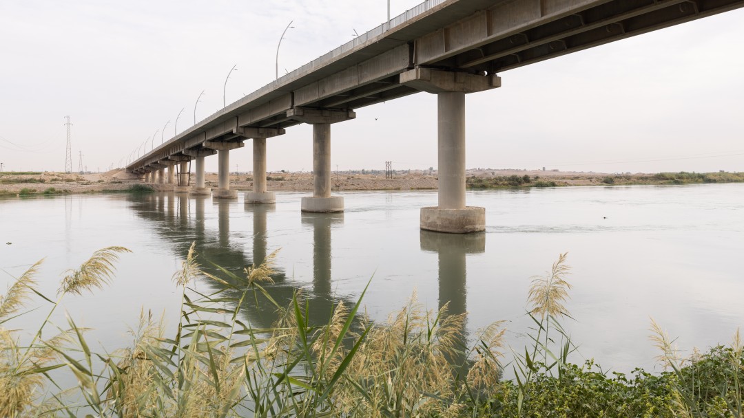 Blick vom Flussufer auf eine Brücke