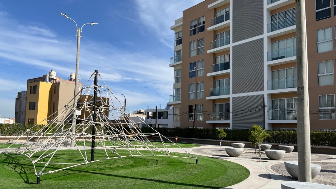 Ein Wohngebiet in Peru mit einem Spielplatz