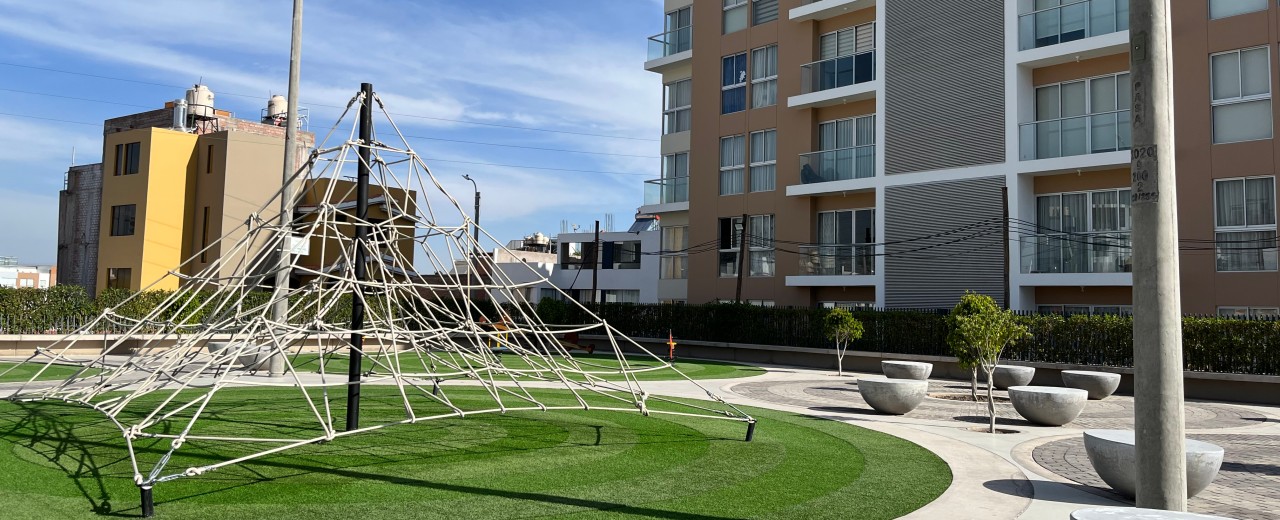 Ein Wohngebiet in Peru mit einem Spielplatz