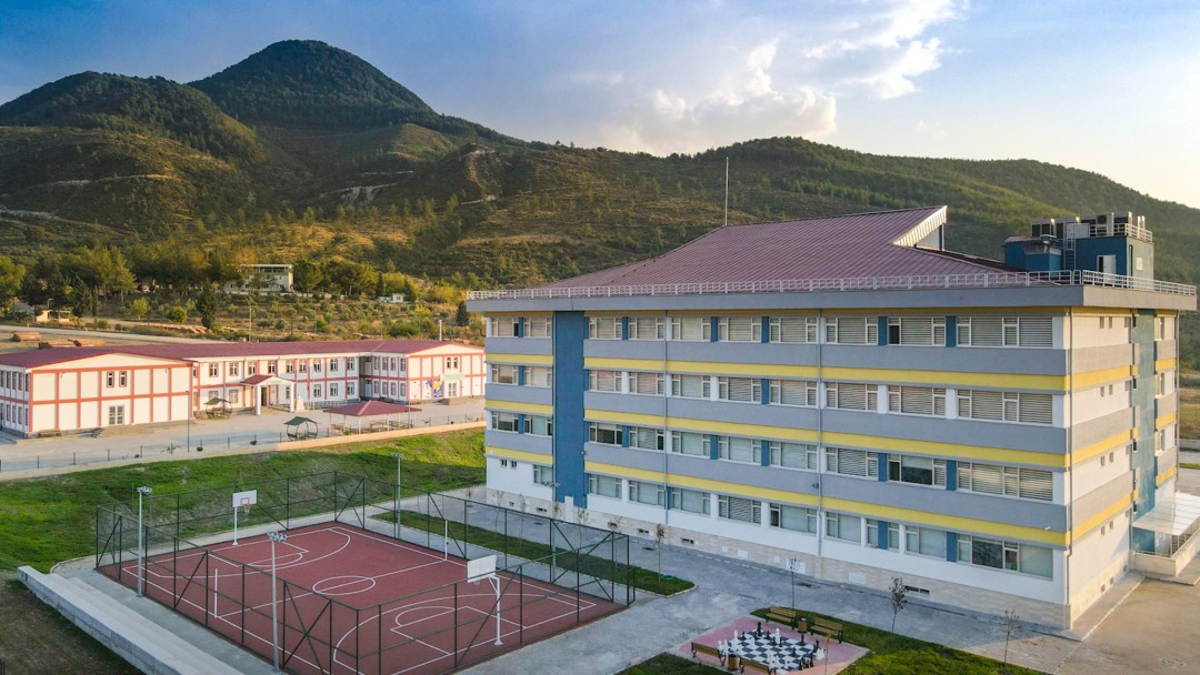 Eine neu gebaute Schule in Osmaniye 