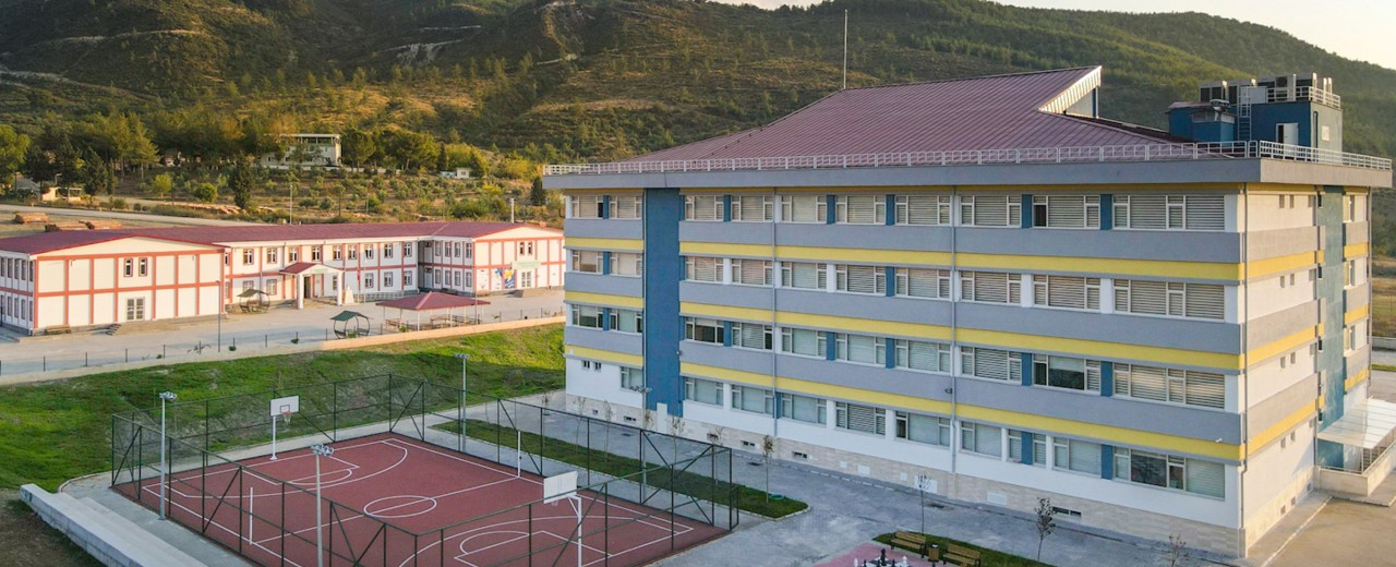 Eine neu gebaute Schule in Osmaniye 