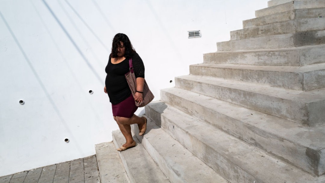 Frau läuft im Stadtpark in der Colonia Kennedy eine Treppe hinunter
