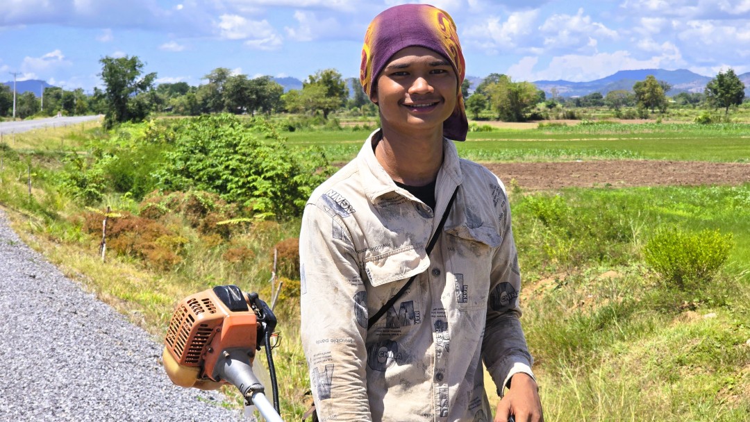 Reisbauer auf der Straße zu seinen Reisfeldern
