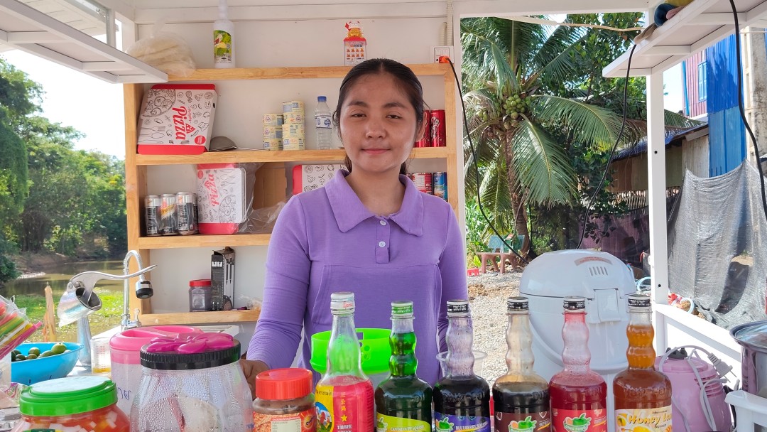 Keo Kanika in ihrem Kiosk