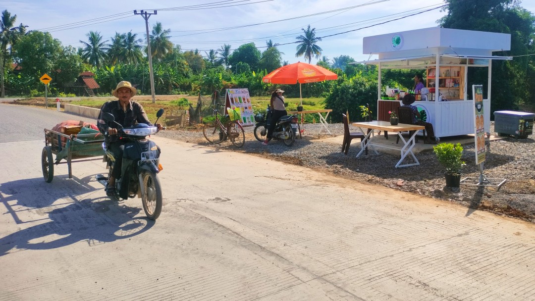 Keo Kanikas Kiosk entlang der Straße