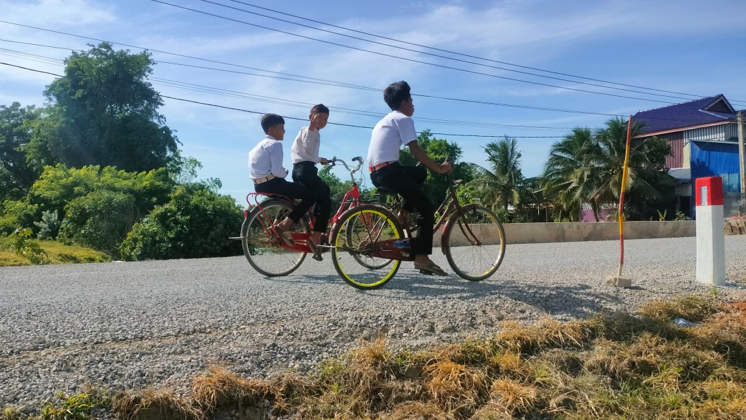 Schüler auf dem Weg nach Hause mit dem Fahrrad