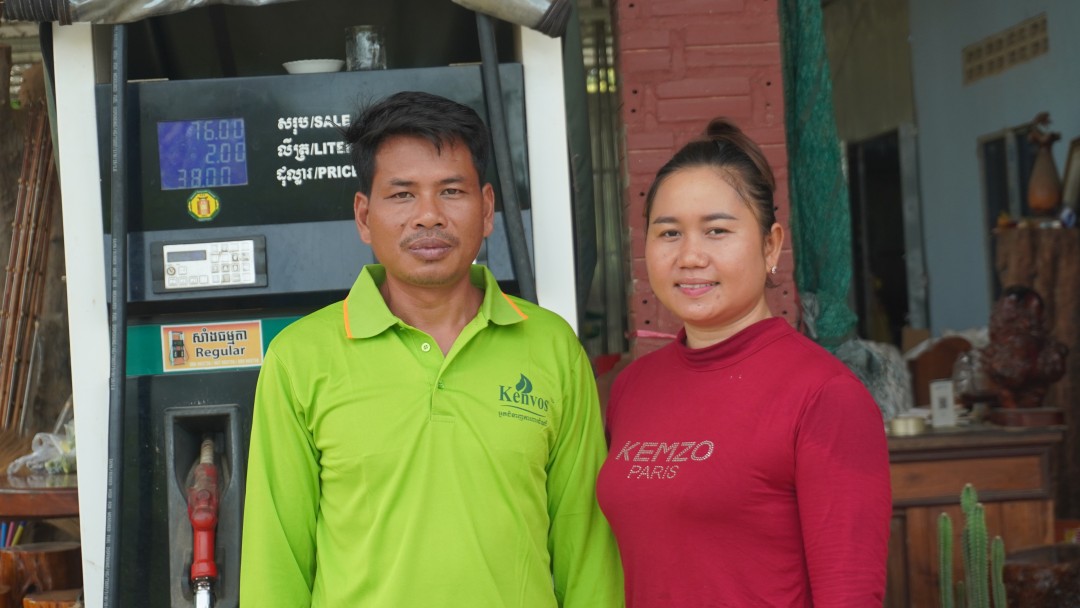 Ein Paar vor ihrer Tankstelle entlang einer Landstraße