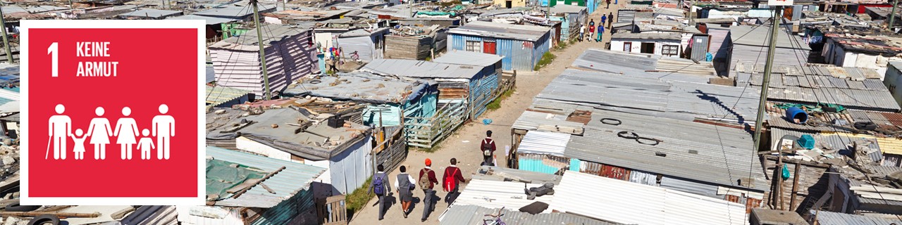 Wellblechhütten eines Slums, durch den Schulkinder laufen. Daneben das Icon zu SDG 1: Keine Armut