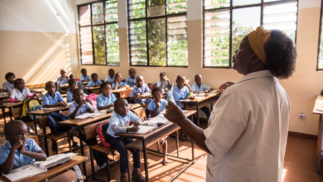 Eine Lehrerin steht vor einer Grundschulklasse in einer Schule in Mosambik 