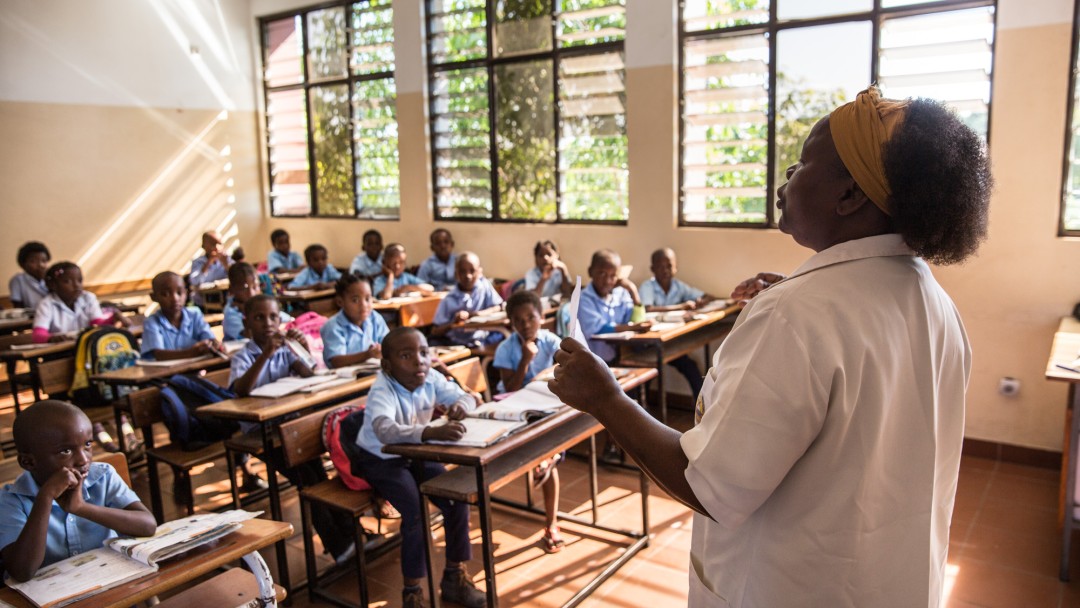 A teacher stands in front of a primary school class.