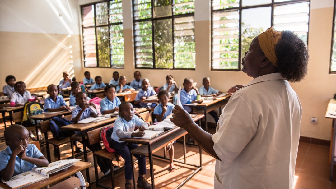 A teacher stands in front of a primary school class.